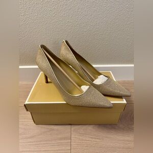 NIB Michael Kors Alina Gold Flex Pump, Size 8.5
